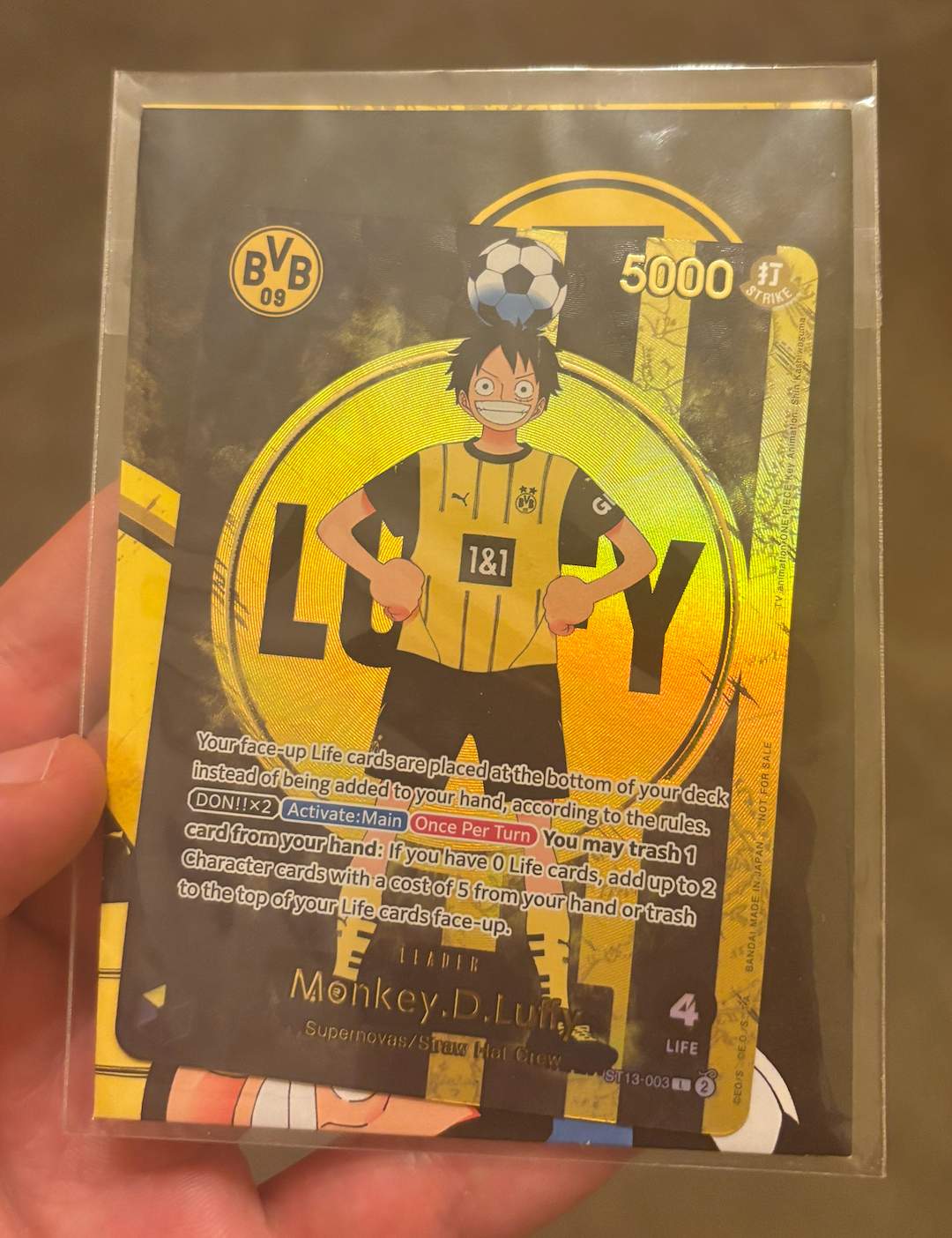 uffy con la maglia del Dortmund: la storia della prima collaborazione tra One Piece e una squadra di calcio — e quanto vale la carta promo